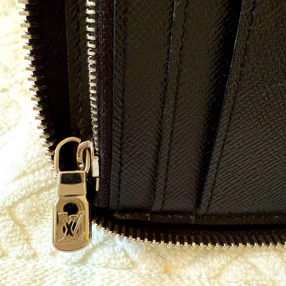 LOUIS VUITTON Damier Graphite Zippy
Organizer Wallet - Picture 8 of 14
